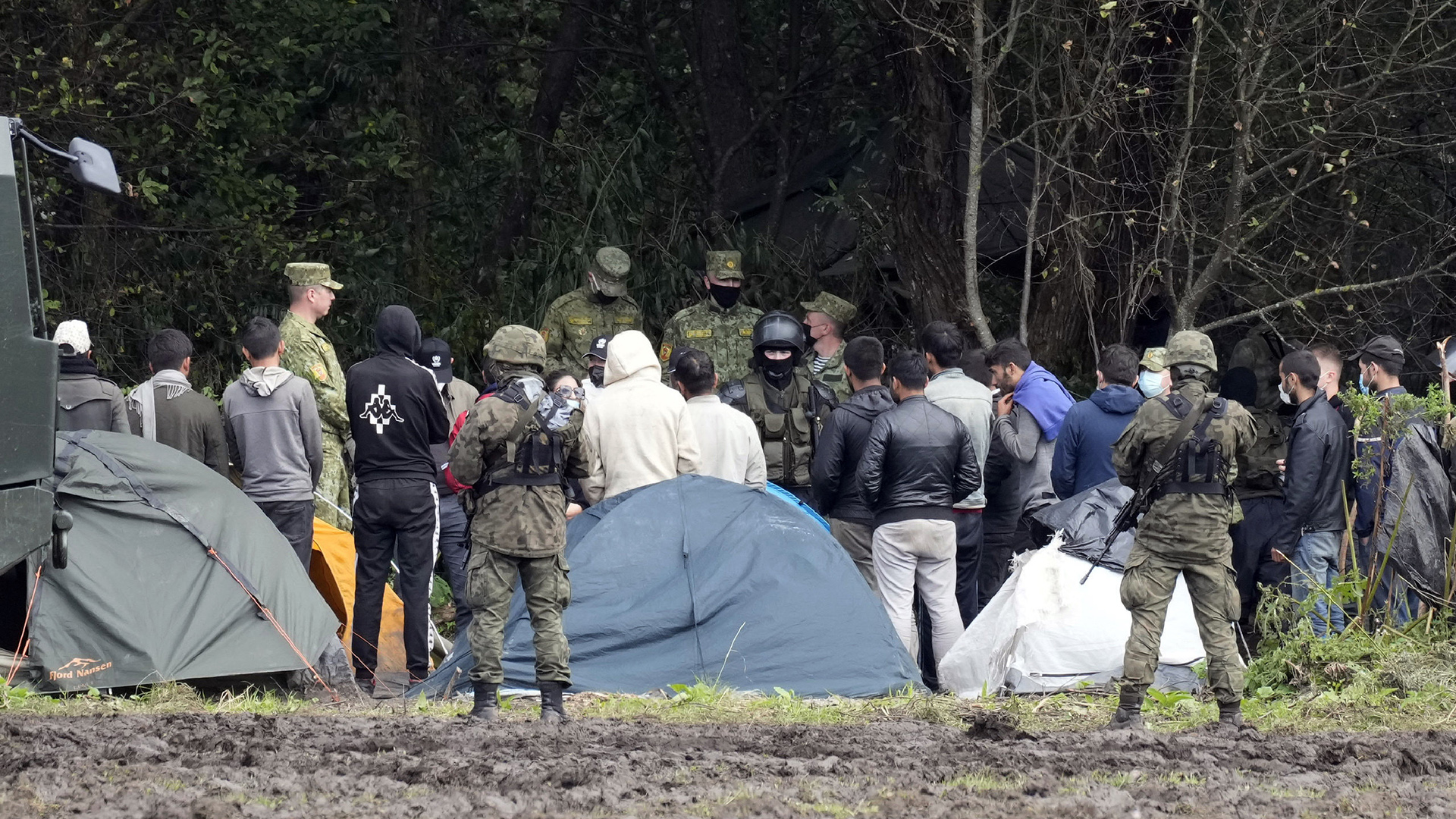 Polnische Sicherheitskräfte kontrollieren Flüchtlinge in einem Camp an der Grenze zwischen Polen und Belarus.