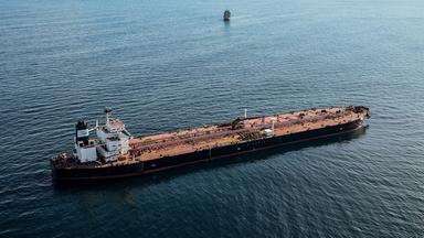 Ein Tanker der sogenannten "Schattenflotte" Russlands vor der westfranzösischen Hafenstadt Saint-Nazaire.