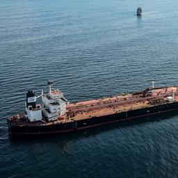 Ein Tanker der sogenannten "Schattenflotte" Russlands vor der westfranzösischen Hafenstadt Saint-Nazaire.