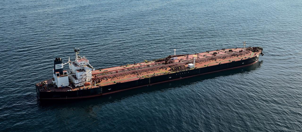 Ein Tanker der sogenannten "Schattenflotte" Russlands vor der westfranzösischen Hafenstadt Saint-Nazaire.