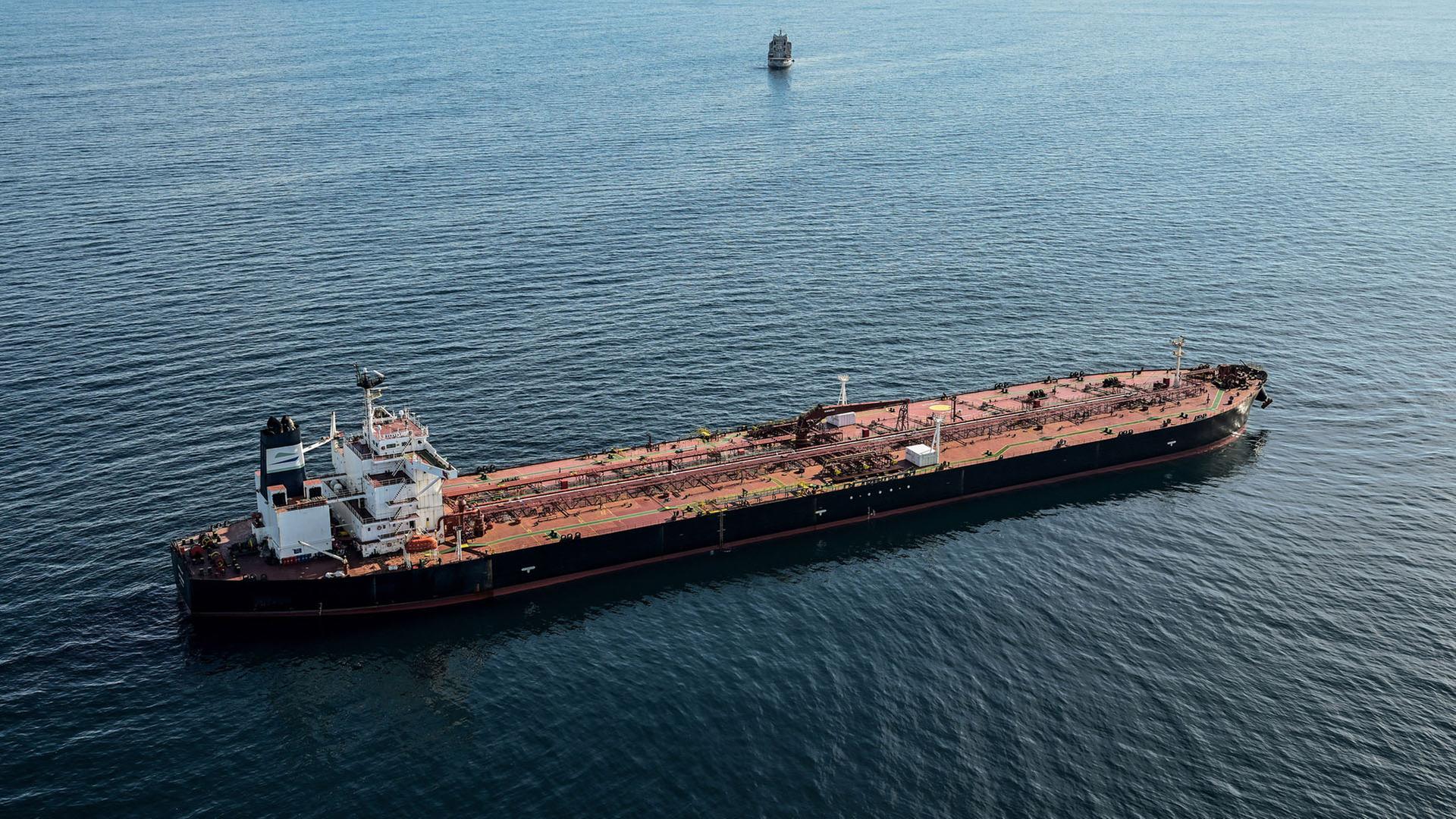 Ein Tanker der sogenannten Schattenflotte Russlands vor der westfranzösischen Hafenstadt Saint-Nazaire. | dpa