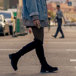 Eine Frau geht über eine Straße.