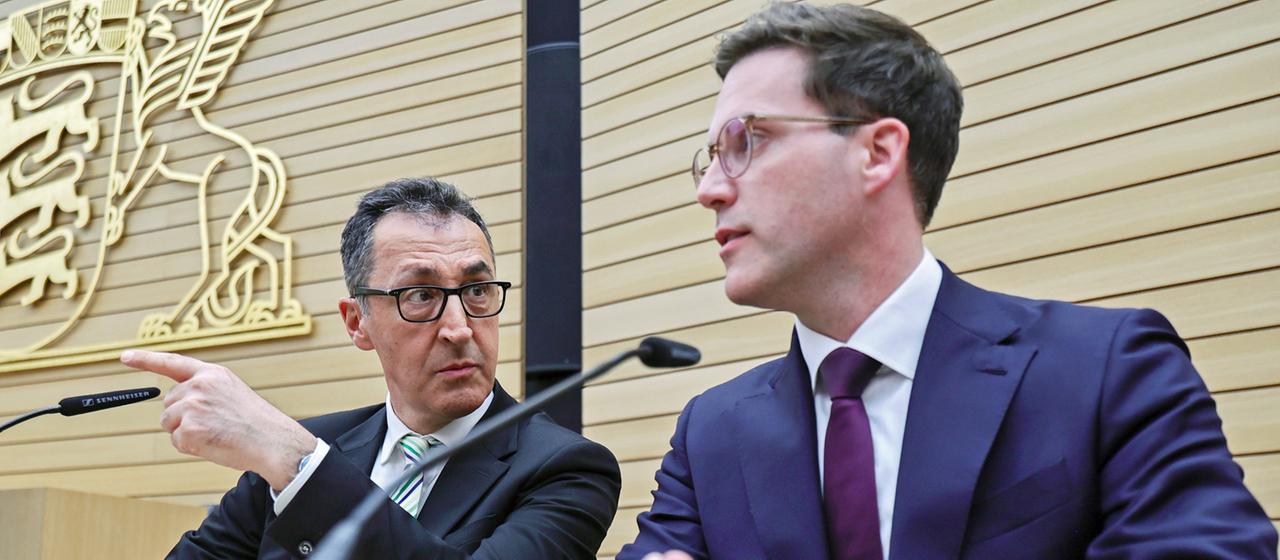 Die Spitzenkandidaten Cem Özdemir und Manuel Hagel sitzen nach der Landtagswahl im Plenarsaal des Landtags