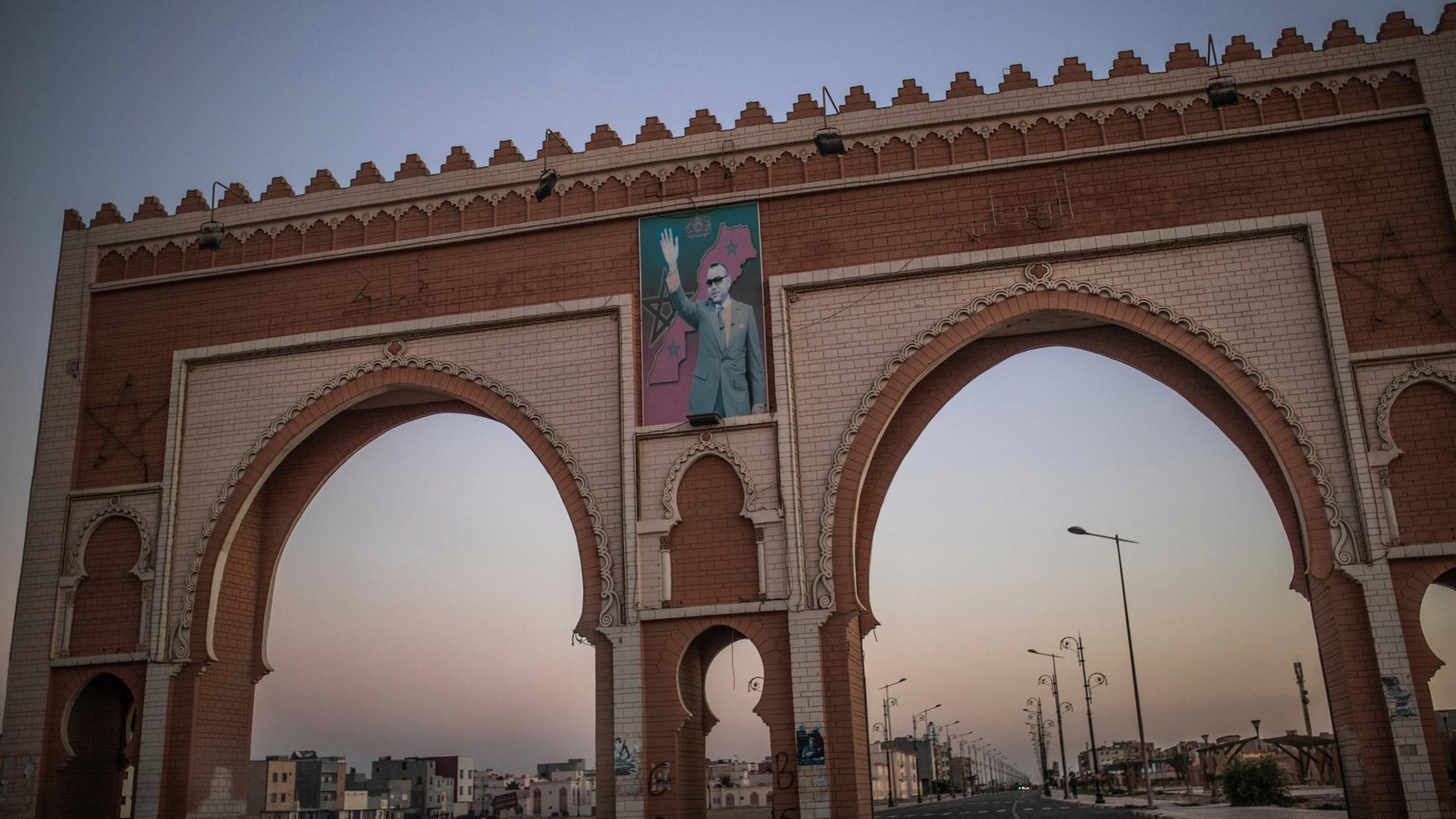Ein Torbogen in Dakhla mit dem Bild von König Mohammed VI. | AP