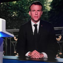 Die Ansprache des französischen Prösidenten, Emmanuel Macron, ist auf einer Leinwand in der Parteizentrale des Rassemblement National zu sehen.