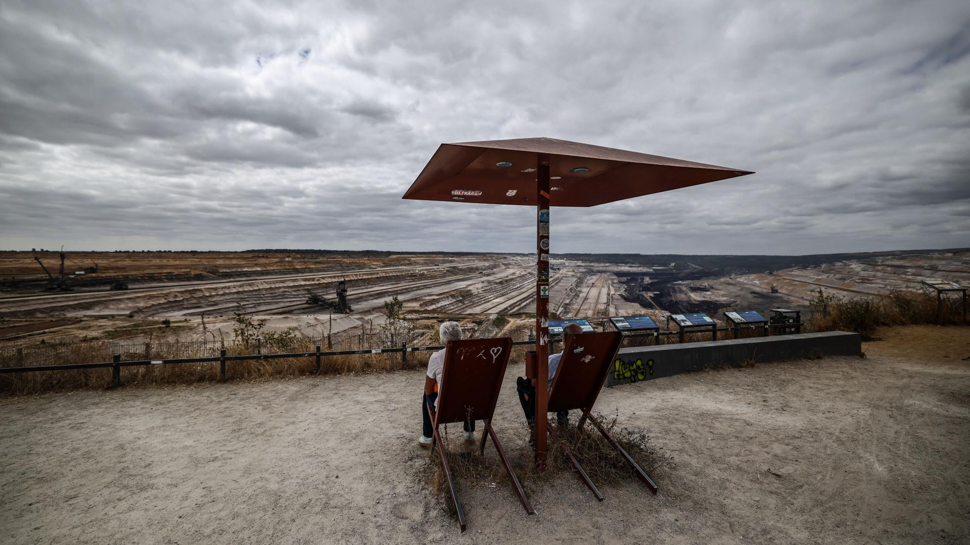 AusflÃ¼gler sitzen am Aussichtspunkt Terra Nova am Rande des Tagebaus Hambach bei Elsdorf (Nordrhein-Westfalen). | Oliver Berg/dpa