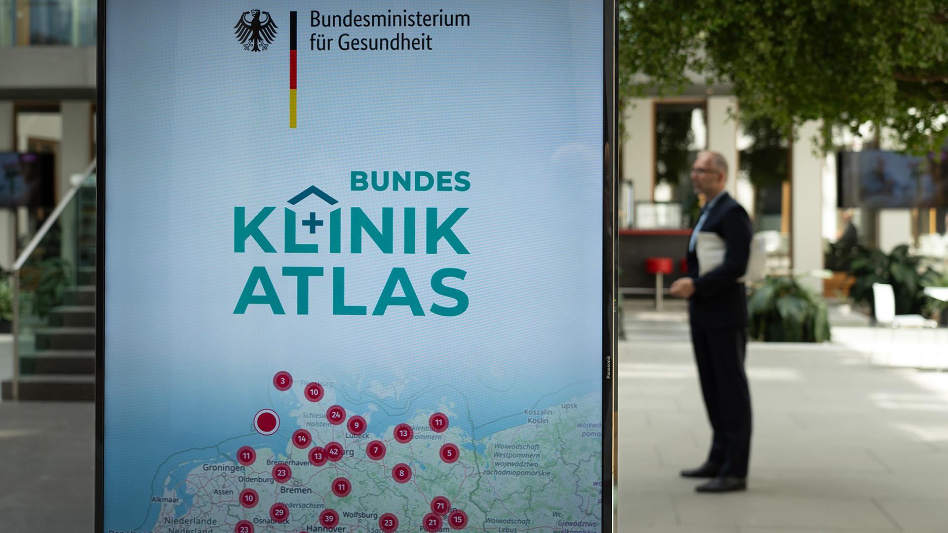 Ein Display im Foyer der Bundespressekonferenz zeigt den neu online geschalteten Bundes-Klinik-Atlas (Archivbild 2024) | dpa