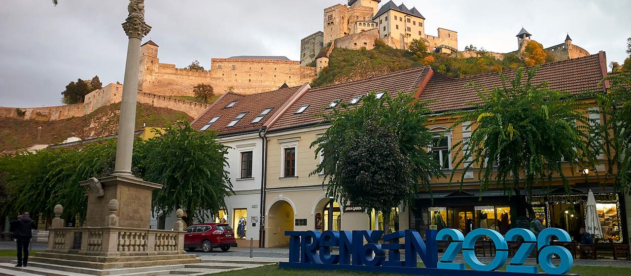 Die Mariensäule aus dem Jahr 1712 mit der mittelalterlichen Burganlage im Hintergrund im slowakischen Trencin.