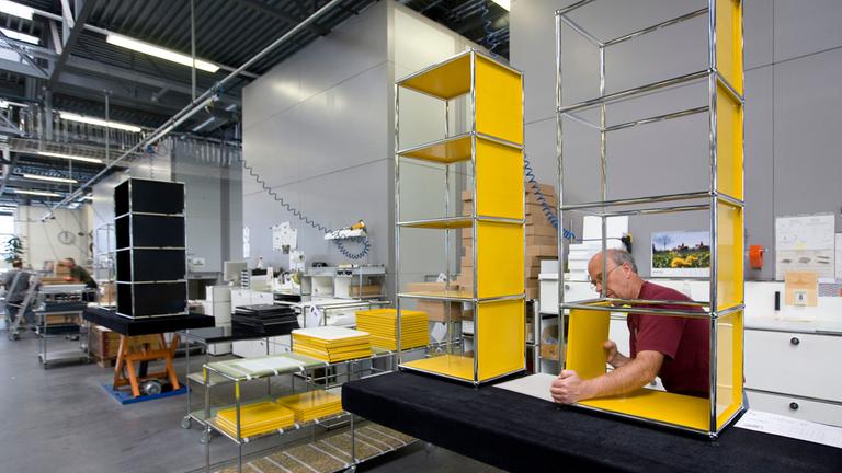 Ein Mitarbeiter des Moebelherstellers USM setzt ein Regal der Serie USM Haller zusammen. (Archivbild: 08.04.2009)