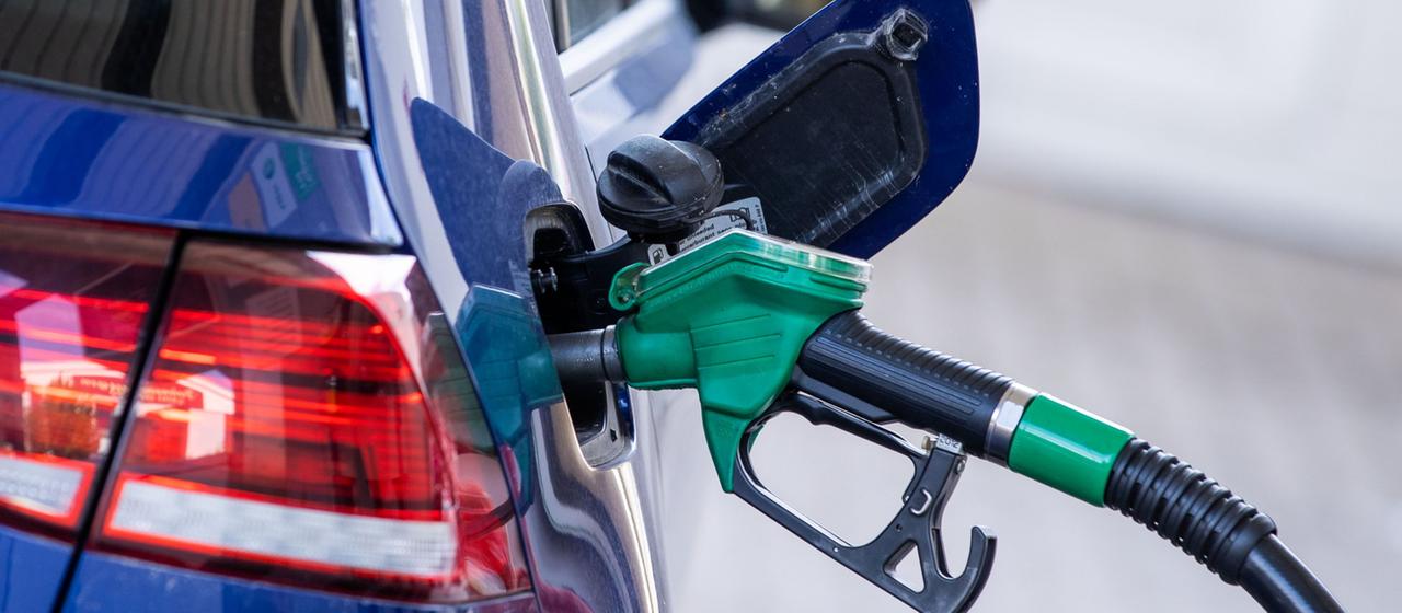 Ein Auto wird an einer Zapfsäule betankt.