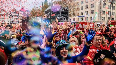 Karnevalisten feiern auf dem Kölner Heumarkt den Beginn der Karnevalssaison.