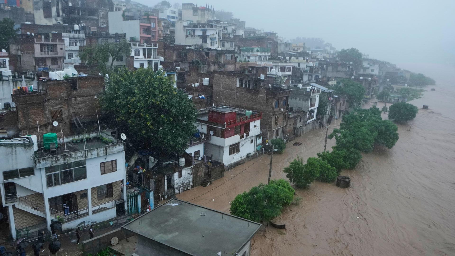 Der durch Monsunregen anschwellende Fluss Tawi in Jammu, Indien. | dpa