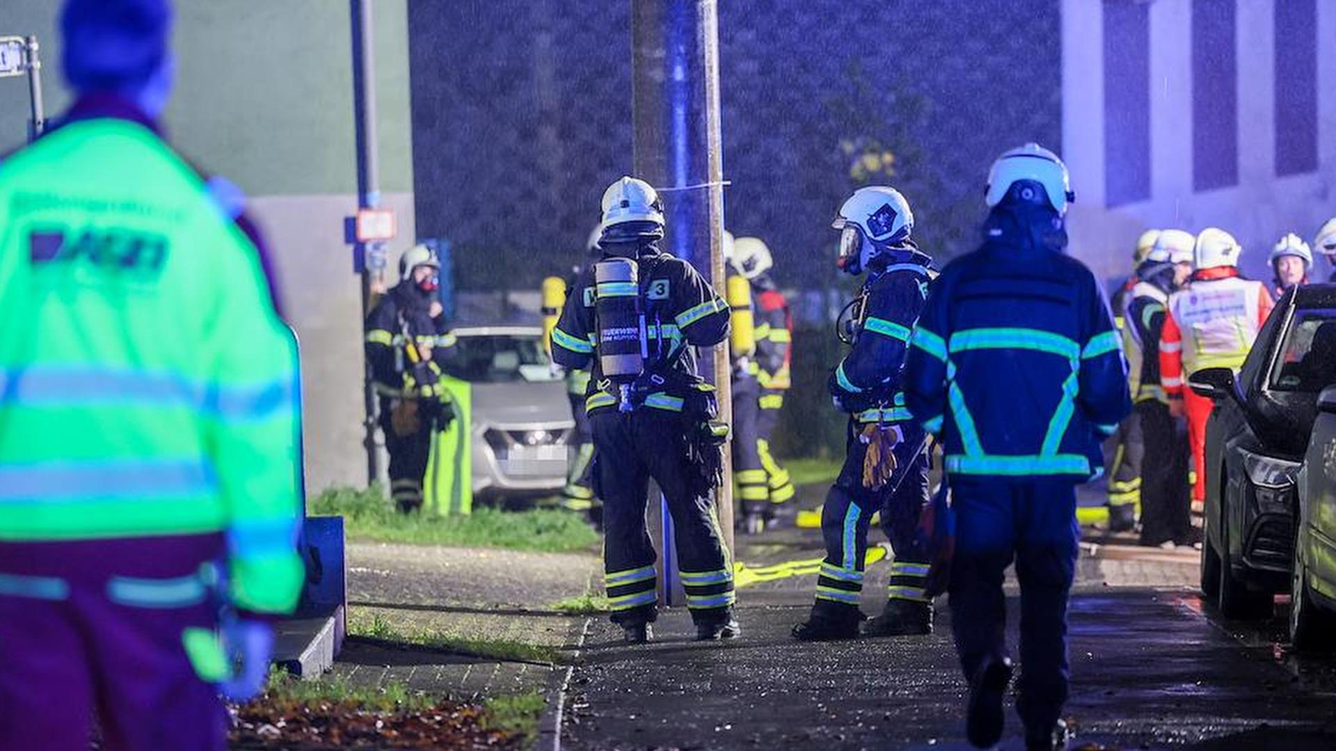 Die Feuerwehr bringt 32 Menschen in Sicherheit | Tim Oelbermann / WDR