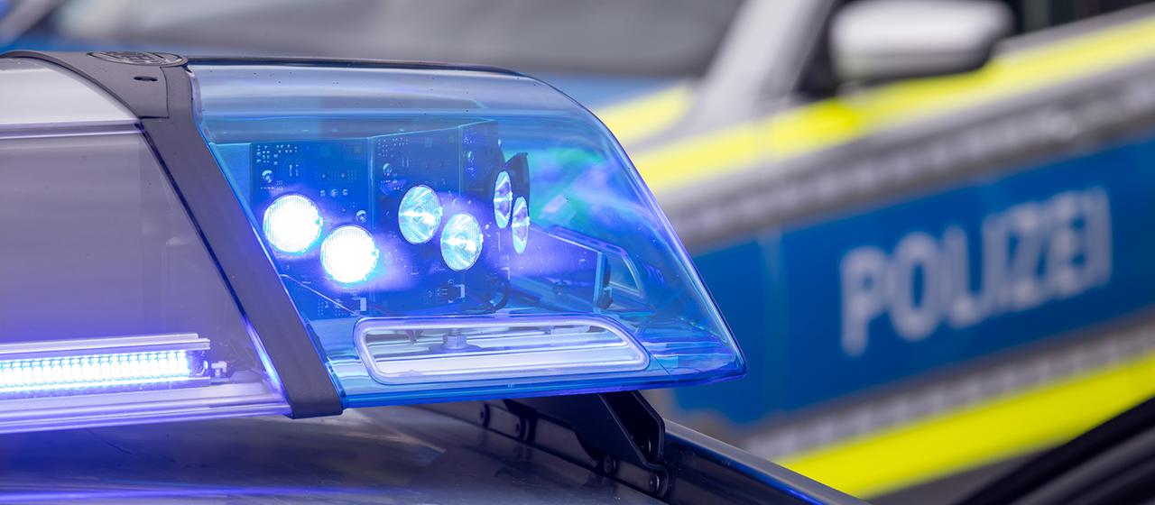 Ein Blaulicht ist auf dem Dach eines Polizeifahrzeugs zu sehen.
