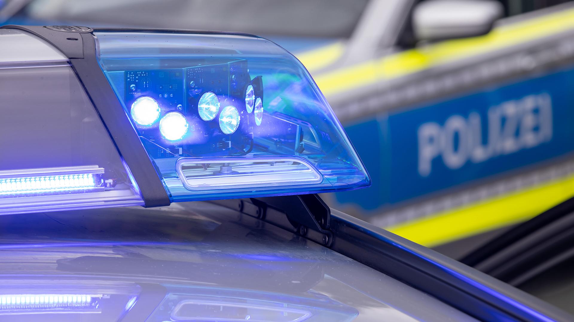 Ein Blaulicht ist auf dem Dach eines Polizeifahrzeugs zu sehen. | dpa