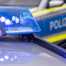 Ein Blaulicht ist auf dem Dach eines bayerischen Polizeifahrzeugs zu sehen.