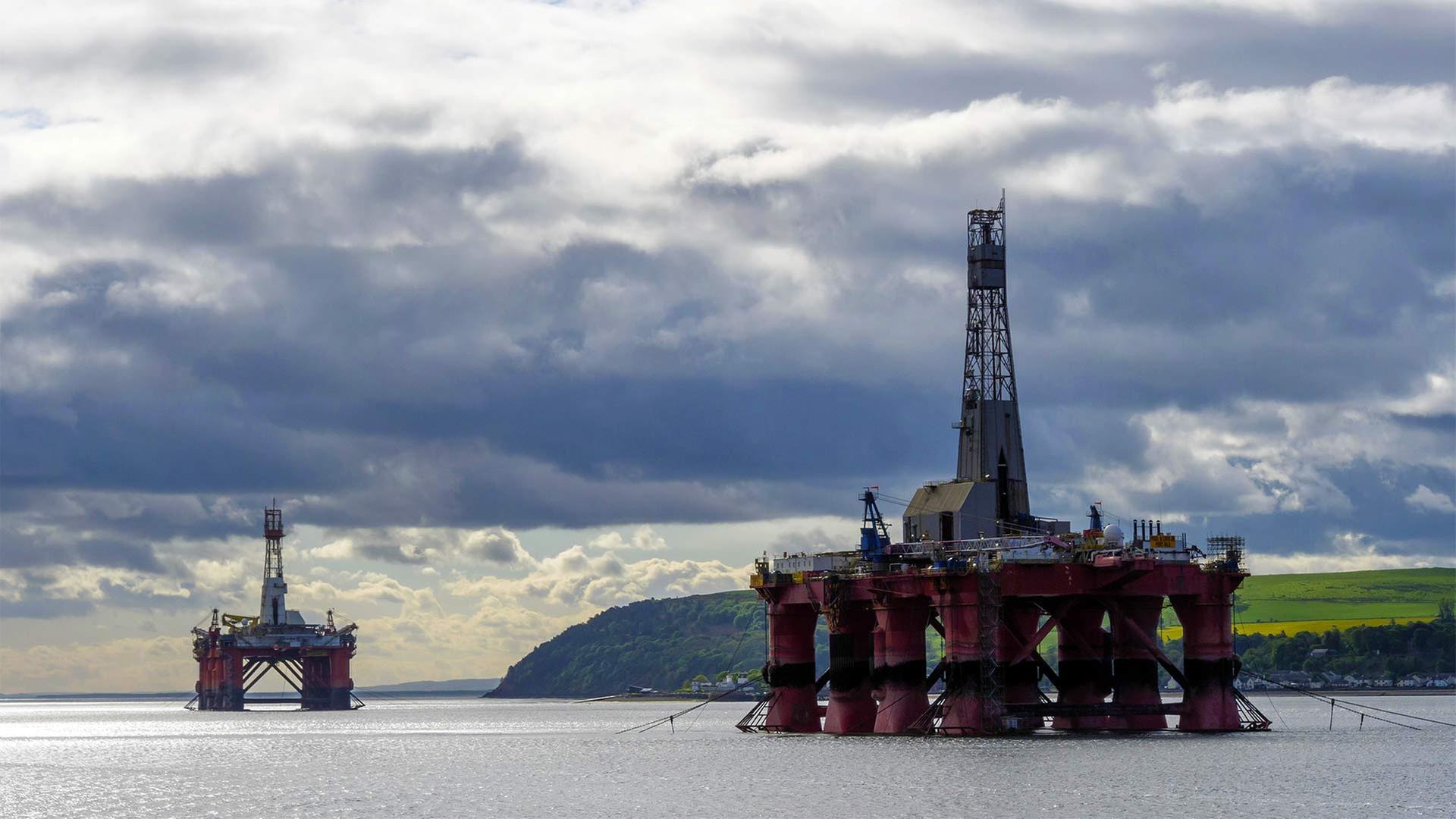 Zwei Ãlbohrplattformen im Meer nahe Inverness, Schottland. | picture alliance / imageBROKER