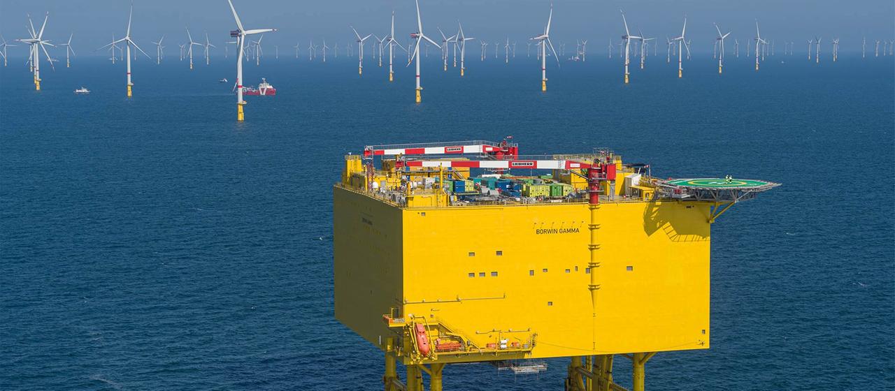 Konverterplattform vor einem Offshore Windpark.
