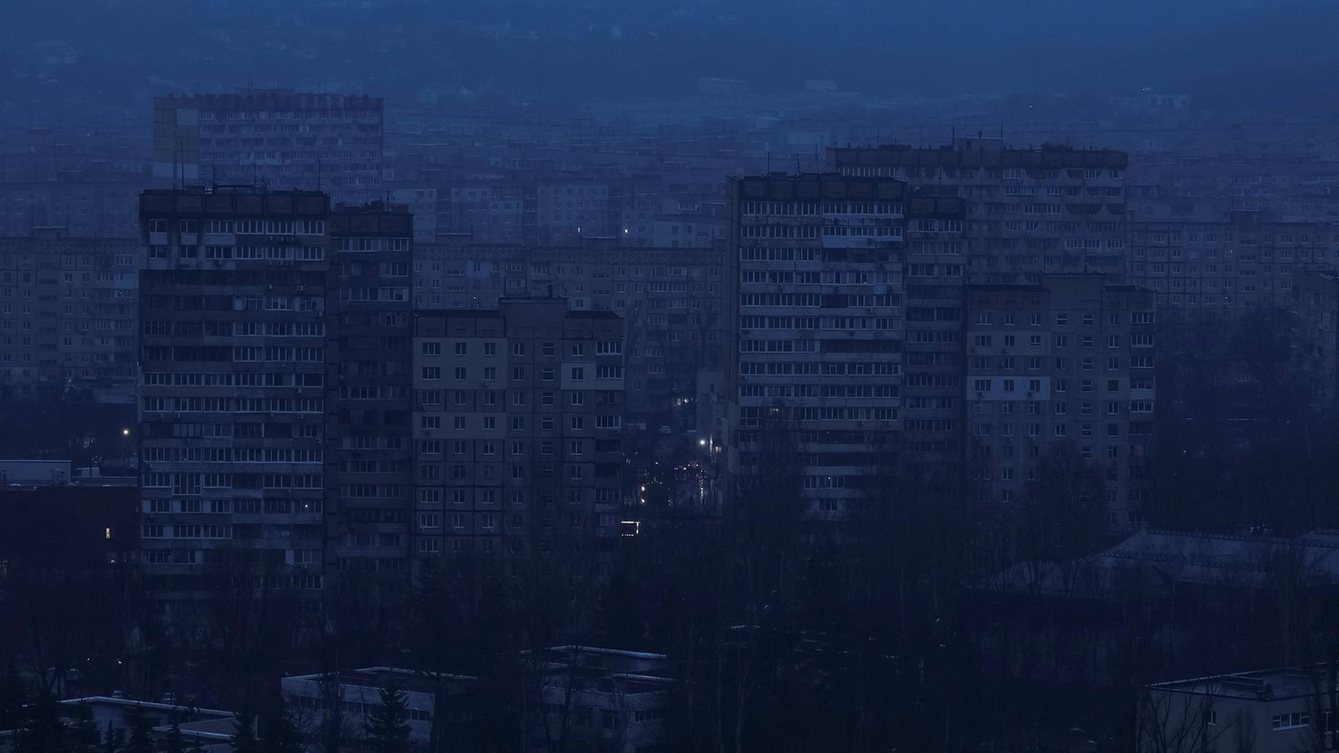 Blick auf Wohngebäude in Kiew während eines Stromausfalls. | REUTERS