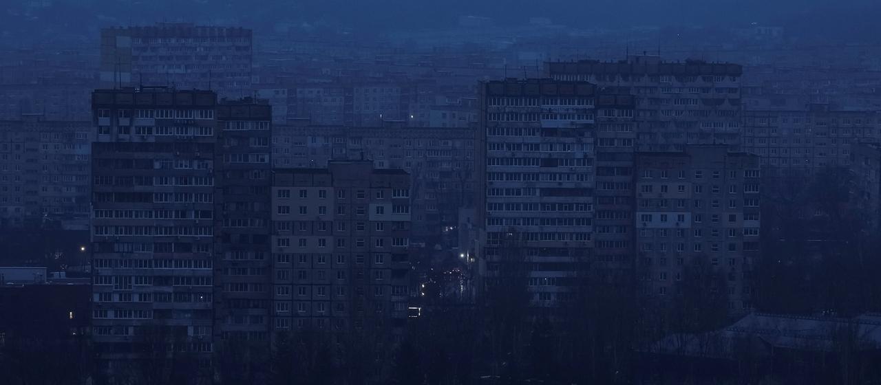 Blick auf Wohngebäude in Kiew während eines Stromausfalls.