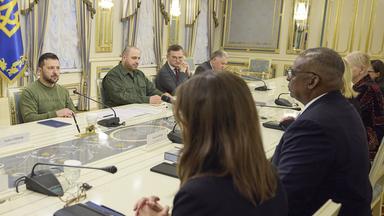 Der ukrainische Präsident Wolodymyr Selenskyj bei einer Besprechung mit US-Verteidigungsminister Lloyd Austin