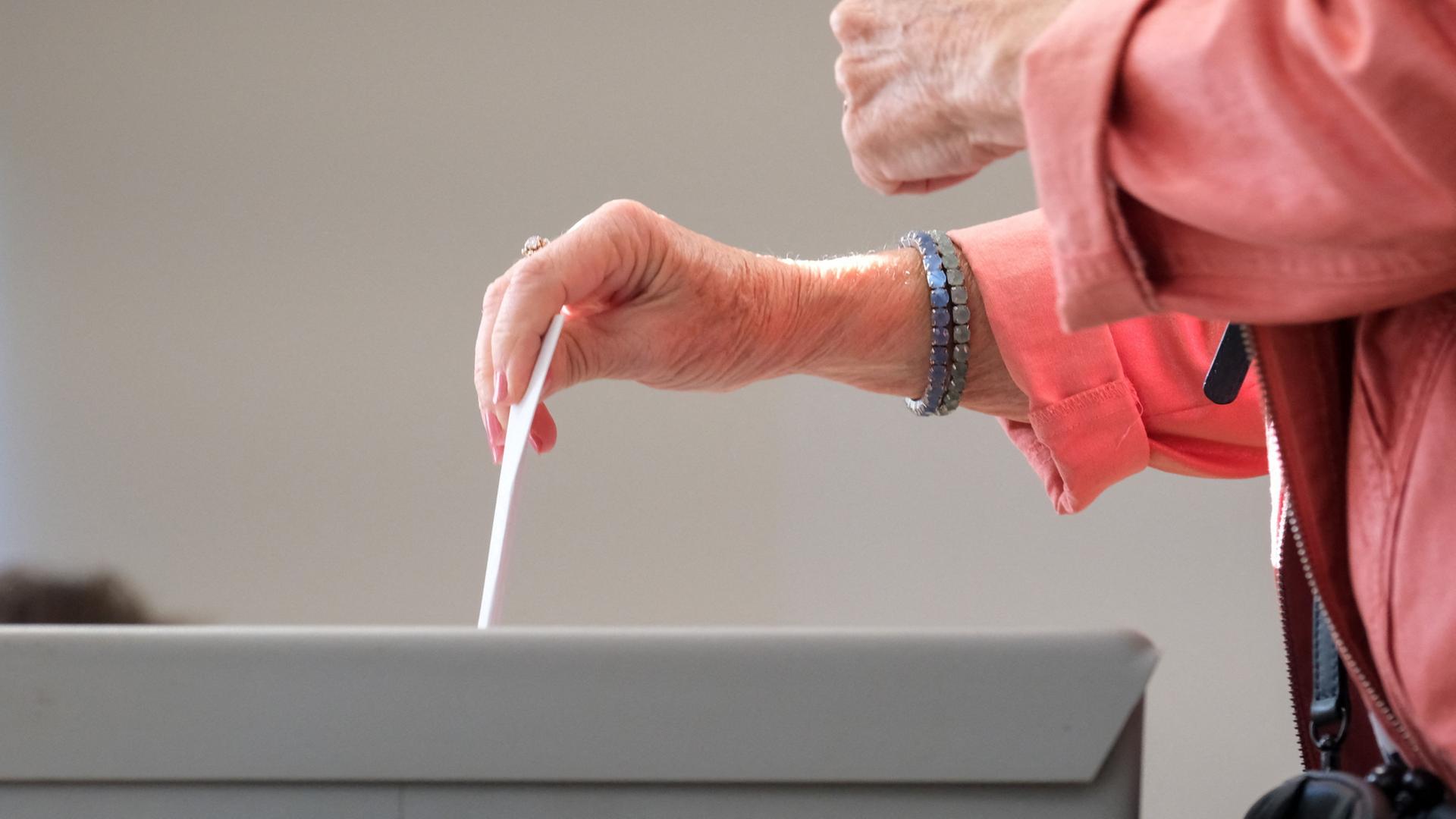 W�hlerin steckt Stimmzettel in Wahlurne | Klaus-Dietmar Gabbert/dpa