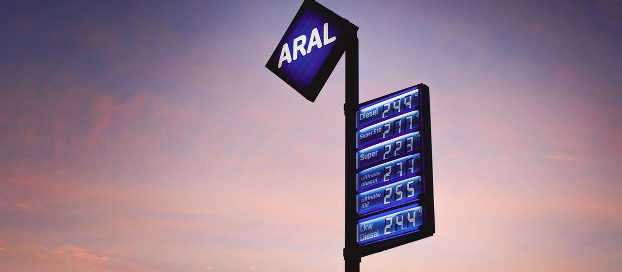 Preistafel einer Tankstelle im Morgengrauen.