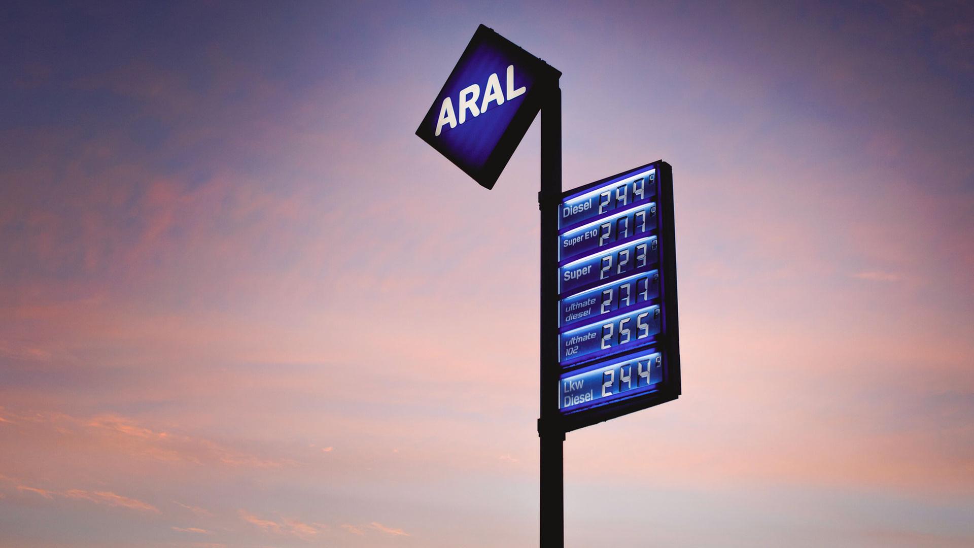 Preistafel einer Tankstelle im Morgengrauen. | picture alliance / photothek.de