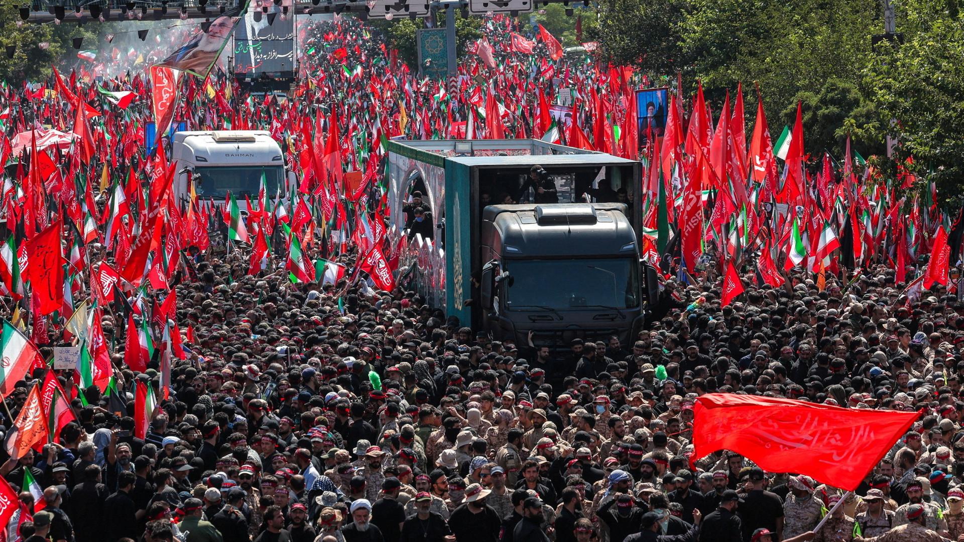 Trauerprozession für Chamenei in Teheran Trauerprozession für Chamenei in Teheran