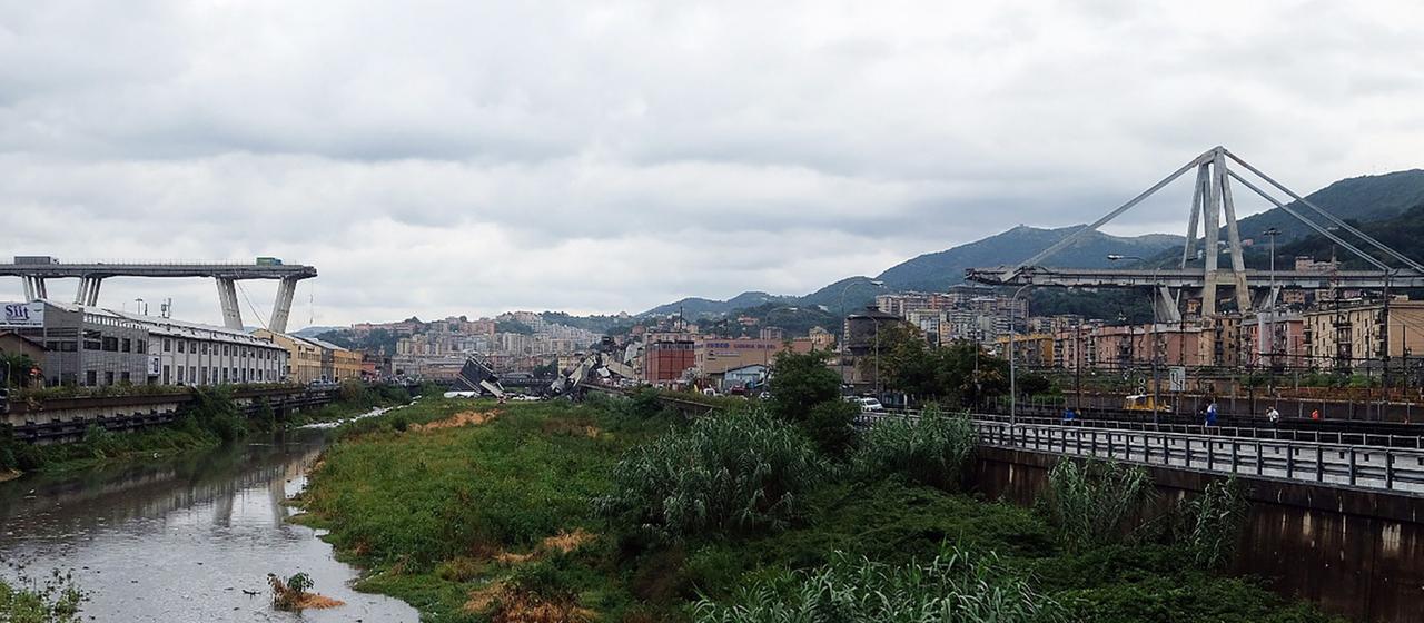 Blick auf die zerstörte Morandi-Brücke in Genua.