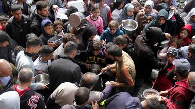 Palästinenser stehen für die Essensausgabe in Dschabaliya, Nord-Gaza an.