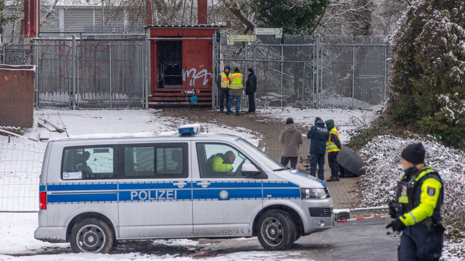 Archivbild: Einsatzkräfte der Polizei stehen an der Brandstelle einer Kabelbrücke vor dem Kraftwerk Lichterfelde am Teltowkanal. (Quelle: dpa/Kappeler) | dpa/Kappeler