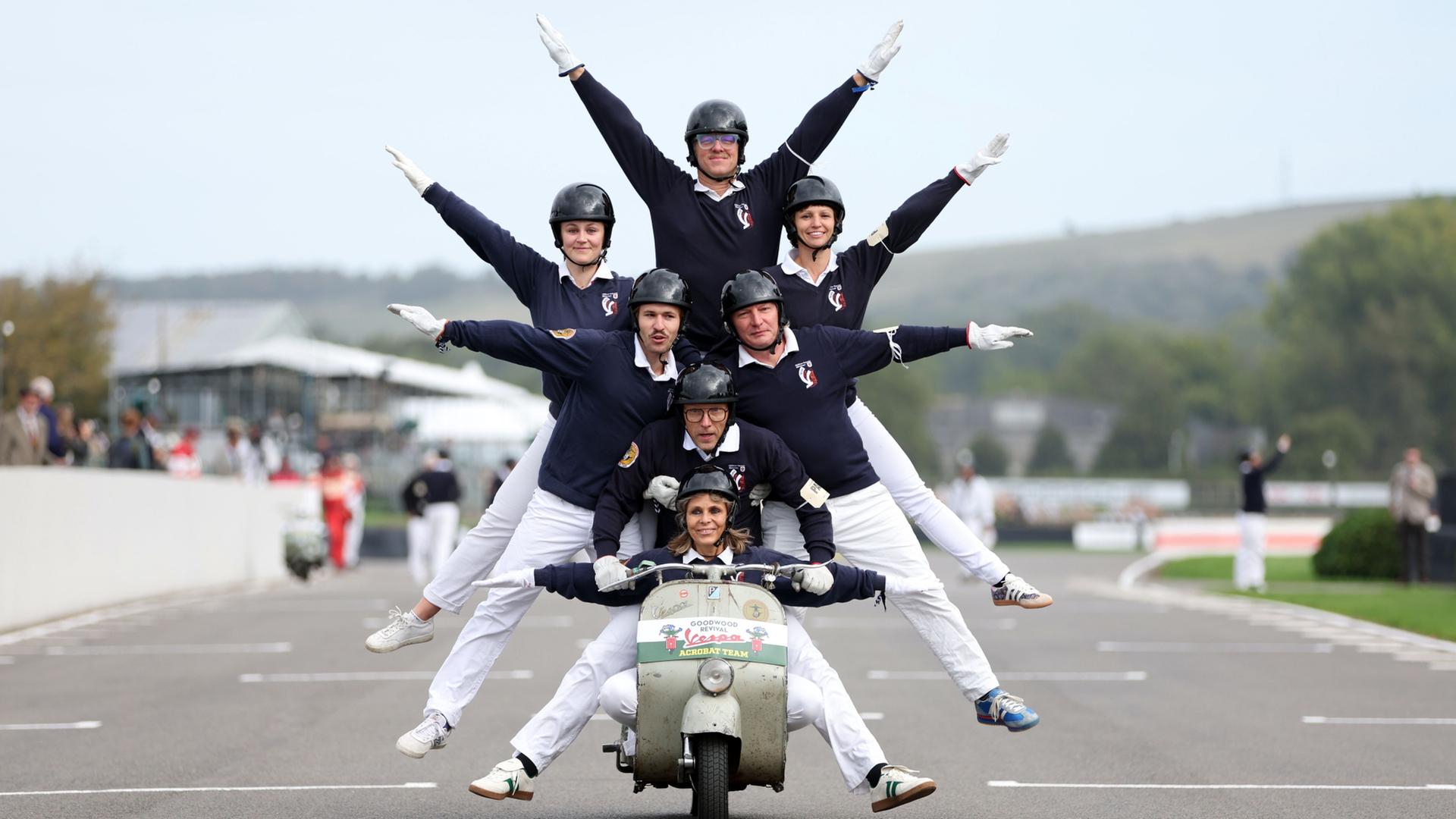 Ein Showteam tritt wÃ¤hrend der ErÃ¶ffnungsparade auf der Vespa-Strecke am ersten Tag des 