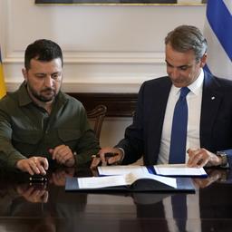 Wolodymyr Selenskyj im Gespräch mit Kyriakos Mitsotakis bei einem Treffen in Athen