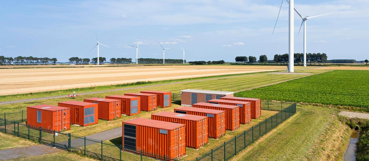 Batteriespeicheranlage bei einem Windpark. | picture alliance / Westend61 Batteriespeicheranlage bei einem Windpark.