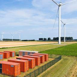 Batteriespeicheranlage bei einem Windpark.