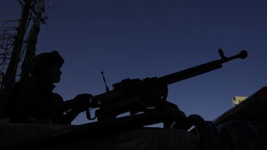 Ein Mitglied der Huthi-Miliz an einem Maschinengewehr