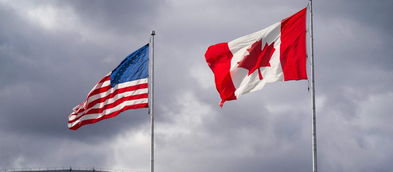 Flaggen von USA und Kanada