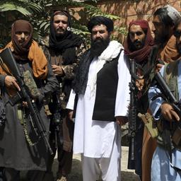 Taliban-Kämpfer stehen in Kabul für ein Foto zusammen.