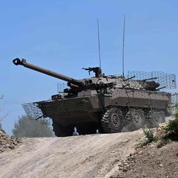 Ein französischer Radpanzer des Typs AMX-10 RC wird bei einer Rüstungsmesse gezeigt (Sommer 2022).