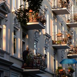 Die Balkone von Mietshäusern sind in der Abendsonne zu sehen.