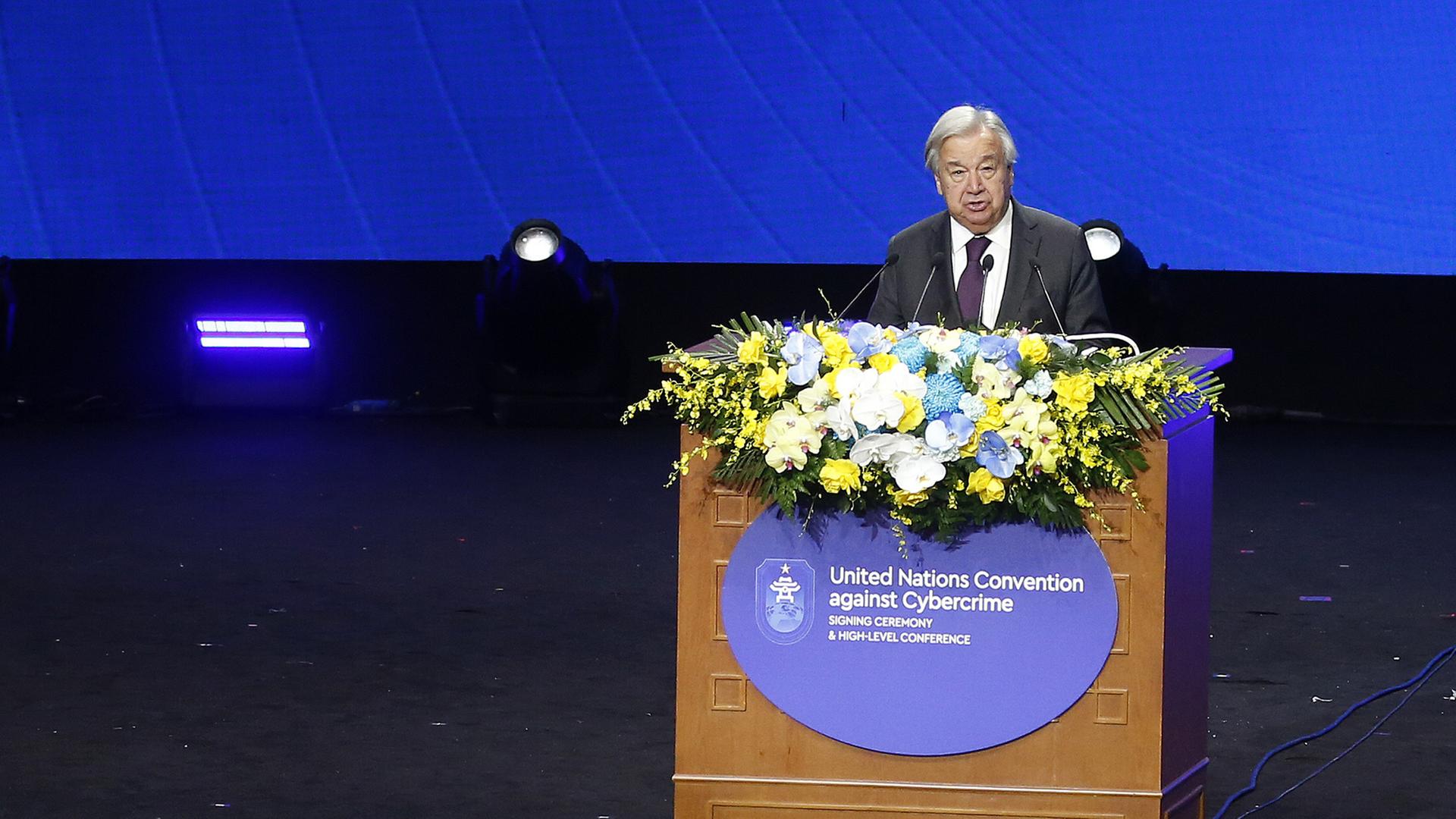 Antonio Guterres spricht auf einer Pressekonferenz nach der Unterzeichnungszeremonie der UN-Konvention gegen Cyberkriminalität in Hanoi. | EPA