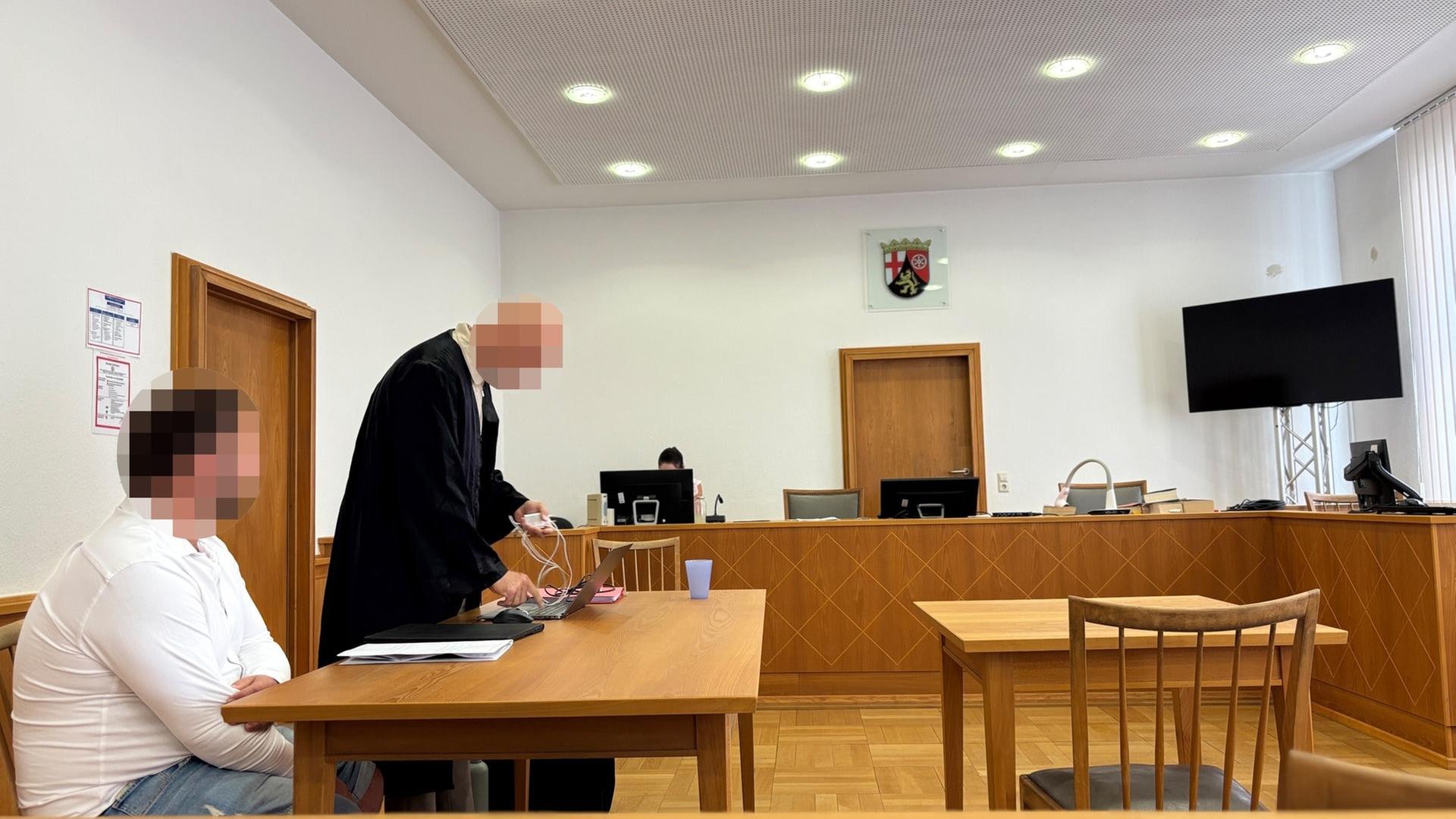 Heimlich Frauen in Umkleiden fotografiert: Gericht in Frankenthal verurteilt Mann