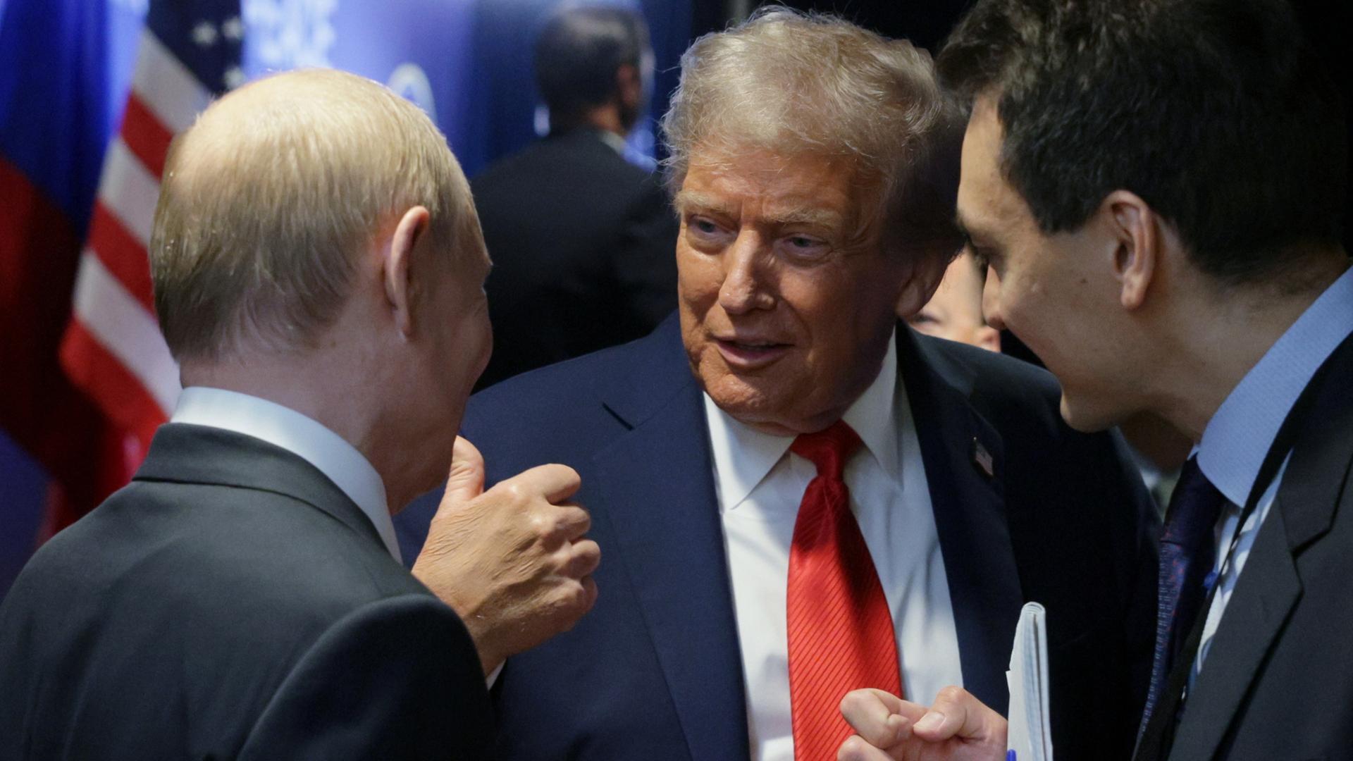 Donald Trump lächelnd im Gespräch mit Wladimir Putin | EPA