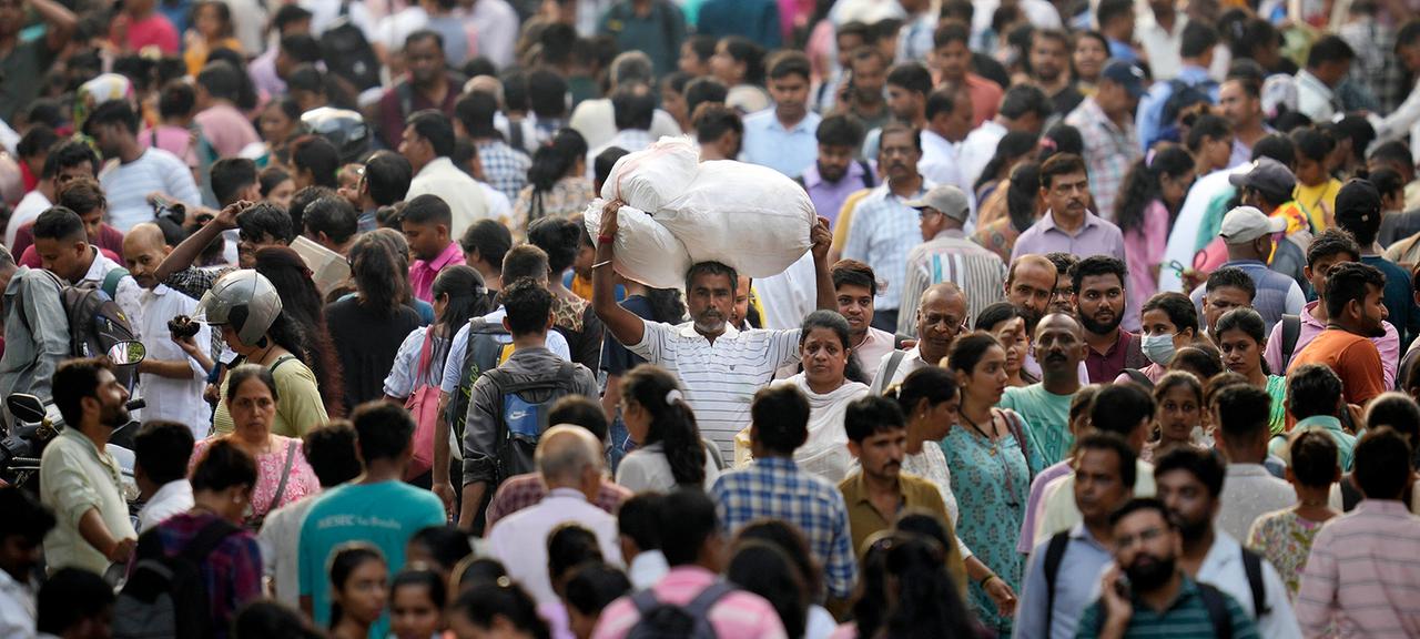 Menschen drängen sich auf einem Markt in Mumbai.