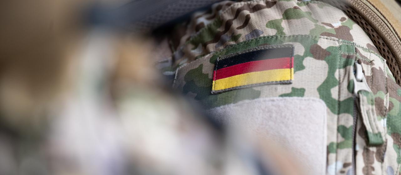 Auf einer Bundeswehruniform ist eine deutsche Flagge aufgenäht.