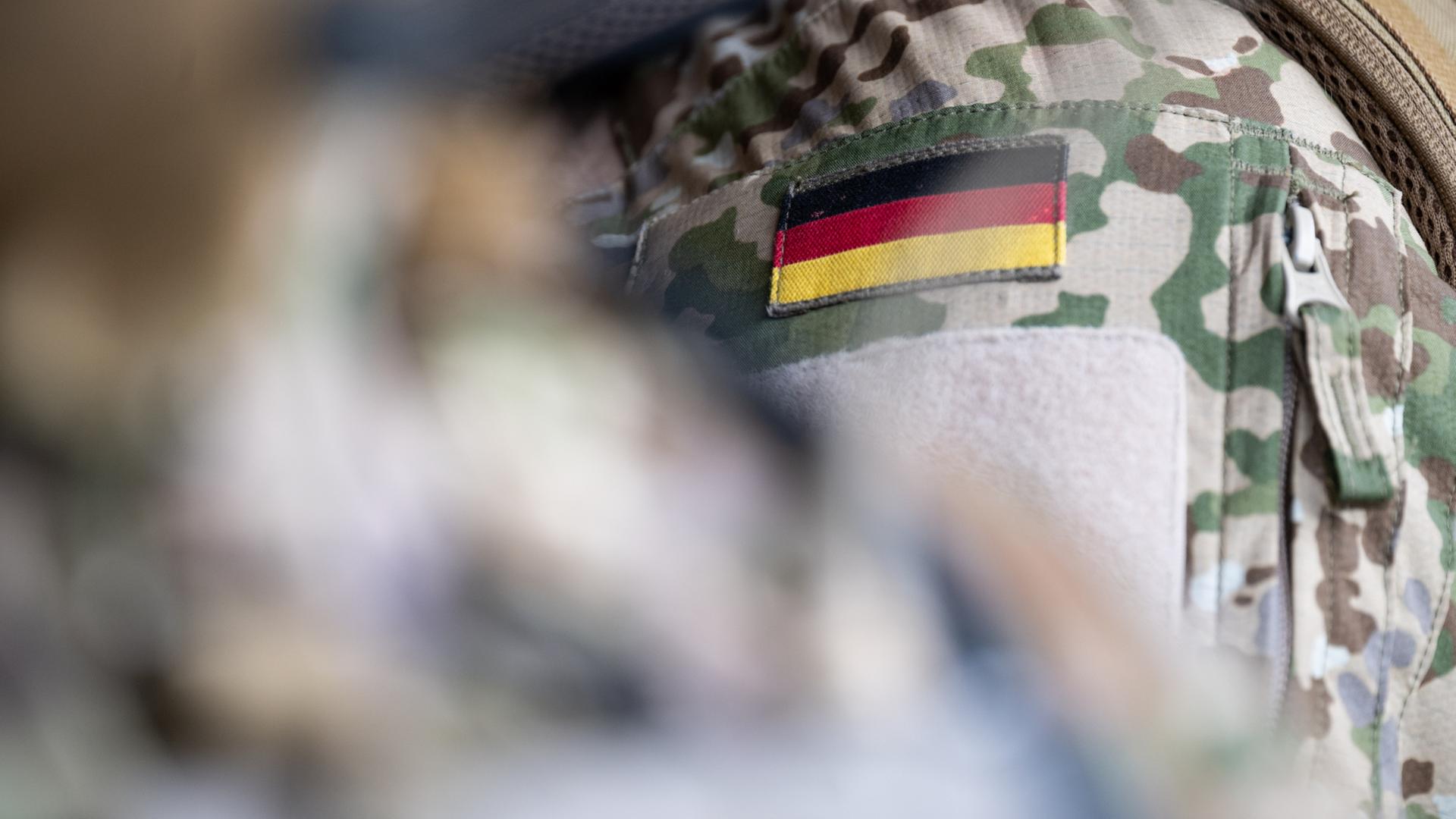 Auf einer Bundeswehruniform ist eine deutsche Flagge aufgen�ht. | dpa