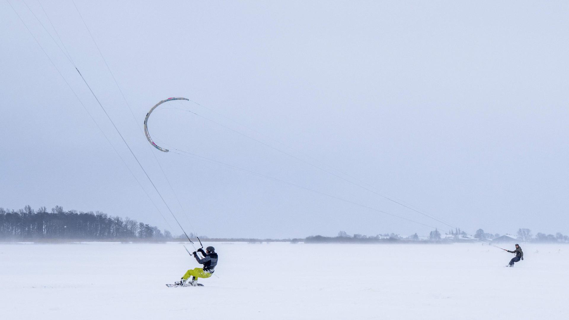 Schneekiter nutzen das Winterwetter um im niederlÃ¤ndischen Polder Alblasserwaard in Blekensgraaf zu fahren. | AFP