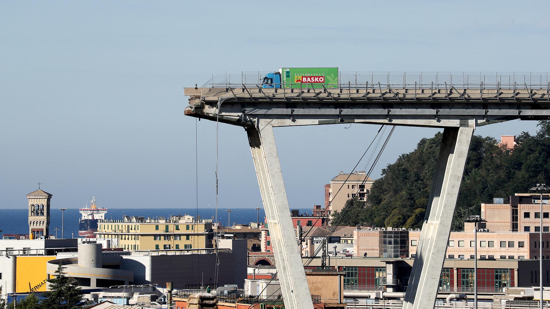 Ein Lastwagen  steht auf der Autobahnbrücke Ponte Morandi kurz vor der Stelle, an der die Brücke eingestürzt ist. (Aufnahme vom 15. August 2018) | REUTERS
