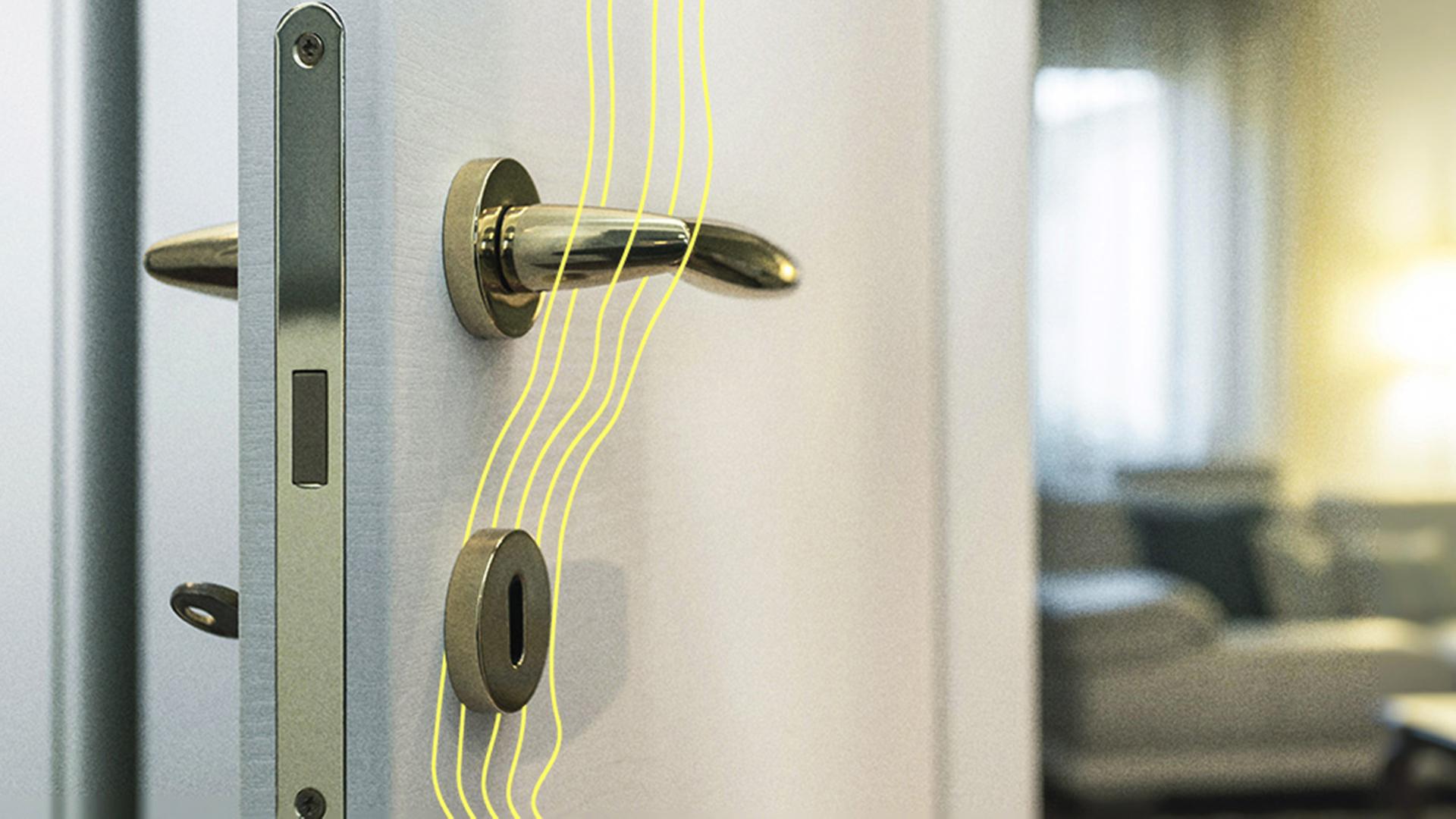 Durch eine offene Tür ist ein Zimmer zu sehen. | picture alliance / Zoonar | kynastudio.it